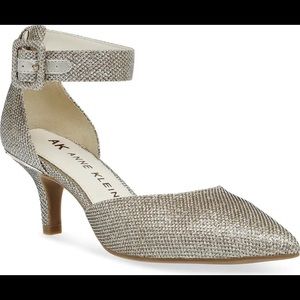 Pointed toe kitten heel pump